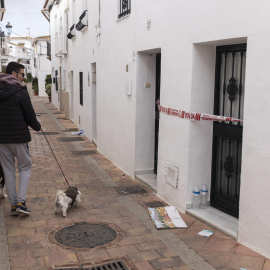 Málaga, 9 feb (EFE).- Un hombre ha sido detenido este domingo en la localidad malagueña de Benalmádena por presuntamente haber asesinado a su mujer en presencia de sus hijos. El detenido, de nacionalidad nigeriana, fue quien alertó de un incendio en su vivienda sobre las cinco de la madrugada pero cuando llegó la Policía encontró al hombre y a los hijos fuera del inmueble y ella dentro fallecida con signos de violencia, según han informado a EFE fuentes policiales. EFE/Carlos Díaz