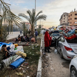 Palestinos desplazados esperan a lo largo de la carretera Salah al-Din en Nuseirat, cerca del corredor bloqueado de Netzarim, para cruzar a la parte norte de la Franja de Gaza, en una imagen de archivo.