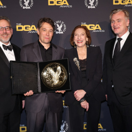 El director de la película Anora, Sean Baker, posa con el premio del Sindicato de Directores.