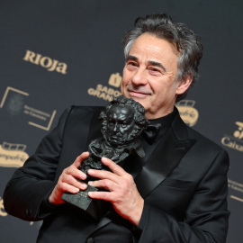 El actor Eduard Fernández tras recibir el Goya a mejor actor protagonista por su trabajo en ´Marco´ en la 39 edición de los Premios Goya de la Academia de Cine.