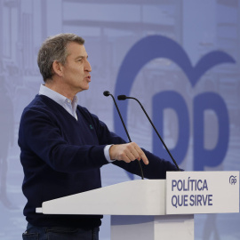 El presidente del PP, Alberto Núñez Feijóo, interviene durante la reunión que ha celebrado este domingo 9 de febrero en Zaragoza con 35 alcaldes populares.