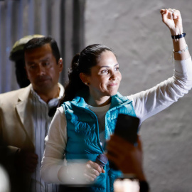 La candidata presidencial del correísmo, Luisa González, reacciona durante un evento tras los resultados de la primera vuelta de las elecciones generales este domingo, en Quito (Ecuador).