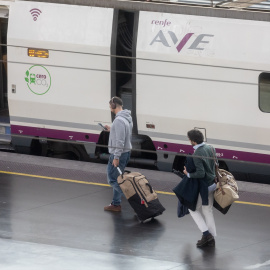 Varios viajeros cogen un tren en la Estación Puerta de Atocha-Almudena Grandes, a 5 de diciembre de 2024, en Madrid.