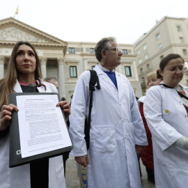 Sindicatos médicos se concentran frente al Congreso de los Diputados "por un estatuto propio para la profesión médica y facultativa", a 10 de febrero de 2025.