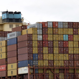 Una pila de containers esperan a ser transportados en el puerto de Oakland, California, Estados Unidos, a  3 de febrero de 2025.