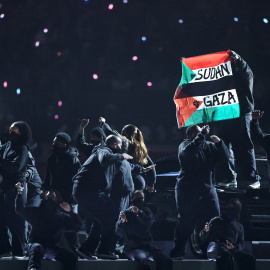 Una bandera palestina ondea en el espectáculo del descanso de la Super Bowl.