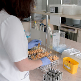 Imagen de archivo. Mujer en un laboratorio.