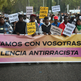 Varias personas con carteles y una pancarta durante una manifestación bajo el lema: "Sin antirracismo no hay futuro. Estamos con vosotras, Valencia antirracista", de la plaza de Neptuno a la plaza de Callao, a 9 de noviembre de 2024, en Madrid (España)