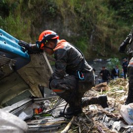 Los bomberos trabajan en el lugar de un accidente de autobús mortal, en la Ciudad de Guatemala, (Guatemala).