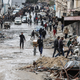 Palestinos cargan cajas de la UNRWA, en Gaza, a 6 de febrero de 2025.