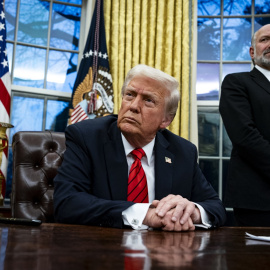 El presidente de Estados Unidos, Donald Trump, firmando una orden ejecutiva en el Despacho Oval, a 10 de febrero de 2025.