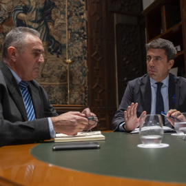 El presidente de la Generalitat valenciana, Carlos Mazón (d), durante una reunión con el vicepresidente segundo y conseller para la Recuperación Económica y Social de la Comunitat Valenciana, Francisco José Gan Pampols (i).