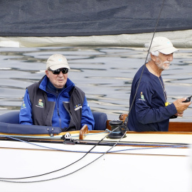 El Rey Juan Carlos embarcando, a 04 de octubre de 2024, en Sanxenxo (España).