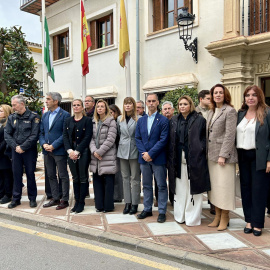 Concentración del Ayuntamiento de Benalmádena  en repulsa por el asesinato machista de Lina, a 10 de febrero de 2025.