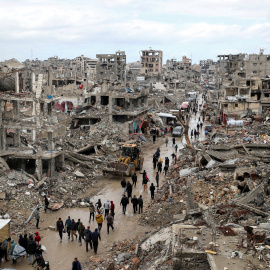 Palestinos caminan entre las ruinas de la ciudad de Gaza.