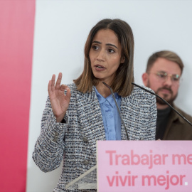 La diputada de Sumar, Tesh Sidi, interviene durante una cumbre de Sumar, a 17 de enero de 2025.