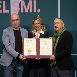 La vicepresidenta segunda y ministra de Trabajo y Economía Social, Yolanda Díaz, el secretario general de CCOO, Unai Sordo, y el secretario general de UGT, Pepe Álvarez, durante la firma del acuerdo de subida del SMI, a 10 de febrero de 2025.