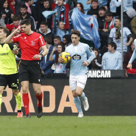 Jugadores celebran el primer gol del Celta de Vigo ante el Real Betis durante el partido de Liga celebrado, en el estadio Balaidos de Vigo, a 8 de febrero de 2025.