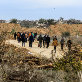 Palestinos andando después de que Israel se retirara del corredor de Netzarim, a 9 de febrero de 2025, en Gaza.