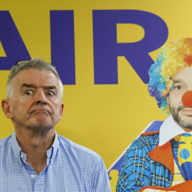 El consejero delegado de Ryanair, Michael O'Leary durante la rueda de prensa en la que presentó la campaña de la aerolínea en la que utiliza la imagen del ministro Pablo Bustinduy como un payaso.