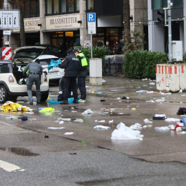 La Policía de Múnich inspecciona el coche del conductor que ha provocado un atropello múltiple en el centro de la ciudad.