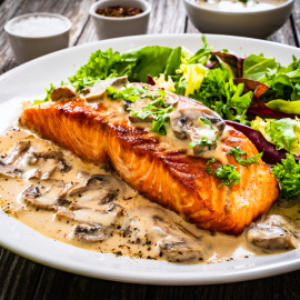 Imagen de un plato de pescado con salsa de champiñones.