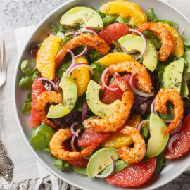 Imagen de un plato de ensalada de gambas y frutas.