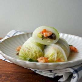 Imagen de un plato de rollitos con fideos.