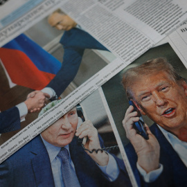 Periódicos rusos llevan en sus portadas la noticia de la conversación entre Vladimir Putin y Donald Trump, para negociar la paz en la guerra de Ucrania.