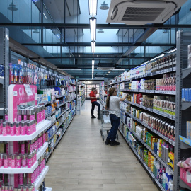 Dos personas compran en un supermercado. Imagen de archivo.