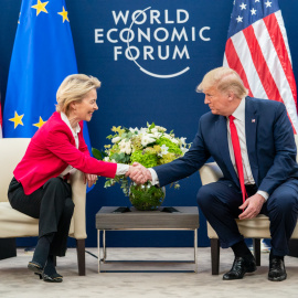 Foto de archivo del presidente estadounidense Donald Trump junto a la presidenta de la Comisión Europea Ursula von der Leyen.