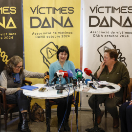 La presidenta de la Associació de Víctimes Dana 29 octubre 2024, Mariló Gradolí (d), junto a varias asociadas durante la presentación de la agrupación.