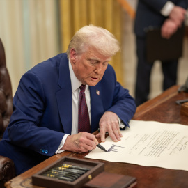 Trump firma el nombramiento del antivacunas Kennedy.