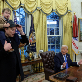 El presidente de EEUU, Donald Trump, habla con el multimillonario Elon Musk (que lleva sobre sus hombros a su hijo X Æ A-Xii) en el Despaho Oval de la Casa Blanca.