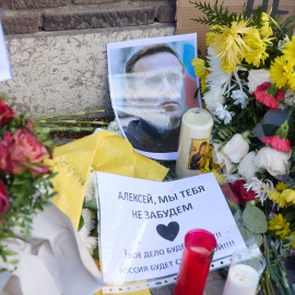 Flores, una fotorgrafía y velas en un homenaje a Alexei Navalni, frente a la embajada de Rusia en España, en una imagen de archivo.