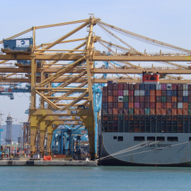 Un vaixell portacontenidors descarregant al Port de Barcelona