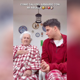 El 'influencer' Jordi Rodriguez Moreno con su abuela.