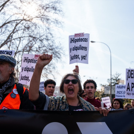 Varias personas durante una manifestación por una vivienda digna, en Madrid.