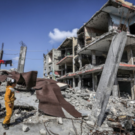 Dos niños palestinos en frente de un edificio destruido en Khan Younis, a 17 de febrero de 2025.