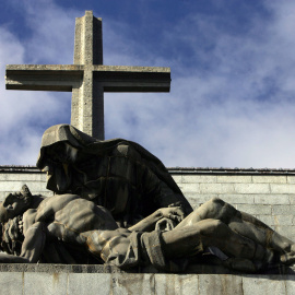 Vista de la escultura de la 'Piedad', y de la cruz de la Basílica de Cuelgamuros (antes, Valle de los Caídos).