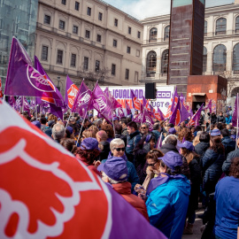 Varias personas durante una concentración, convocada por UGT y CCOO, por la desigualdad que sufren las mujeres en el mercado laboral.