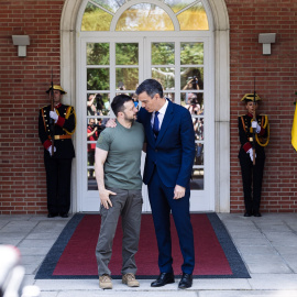 El presidente de Ucrania, Volodimir Zelenski (i) y el presidente del Gobierno, Pedro Sánchez (d), se saludan a su llegada a un encuentro en el Palacio de La Moncloa, a 27 de mayo de 2024.