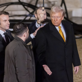 Donald Trump se acerca a Volodymyr Zelensky junto a Emmanuel Macron durante una reunión en el Palacio del Elíseo, en Francia.