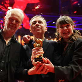 El director noruego Dag Johan Haugerud posa junto a los productores Yngve Saether y Hege Hauff Hvattumon con el Oso de Oro en el Festival de cine de Belín.