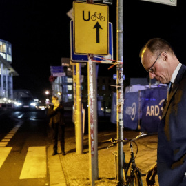 El conservador Friedrich Merz, sale del estudio de televisión en Berlín tras ganar las elecciones generales de Alemania, a 23 de febrero de 2025.