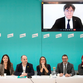 Puigdemont (en la pantalla), durante la reunión de la ejecutiva de Junts.