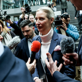 Alice Weidel sale de una conferencia de prensa del partido AfD, en Berlín.