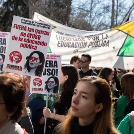 Varias personas durante una manifestación por la educación pública, a 23 de febrero de 2025, en Madrid.