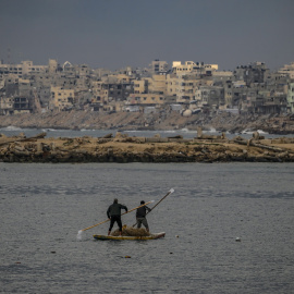 Foto de archivo de dos palestinos pescando en el puerto de Gaza, a 24 de febrero de 2025.