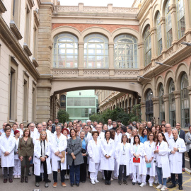 Professionals sanitaris en una fotografia de família al pati nord de l'Hospital Clínic de Barcelona, en l'acte de reconeixement cinc anys després del primer cas de covid-19 a Catalunya